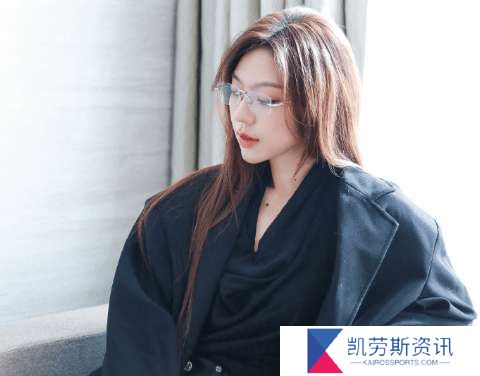 天云发布巅峰之夜妆造：不会有人责怪老公发照片太晚吧？