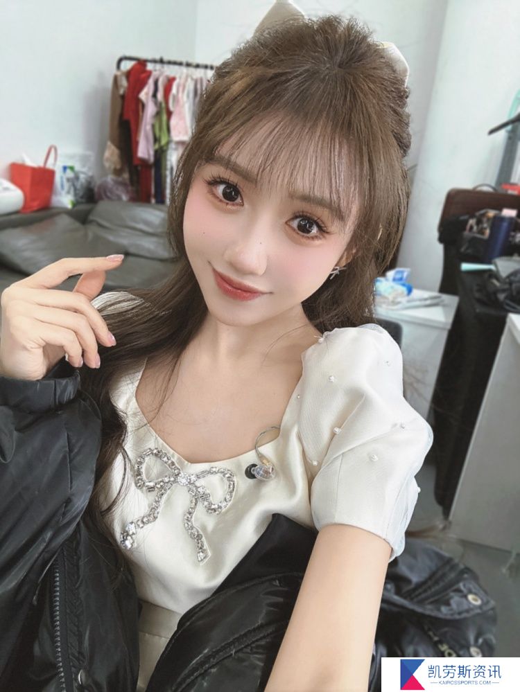 LPL主持人BaoBao晒照：新赛季第一班 也是回归LPL整整两周年