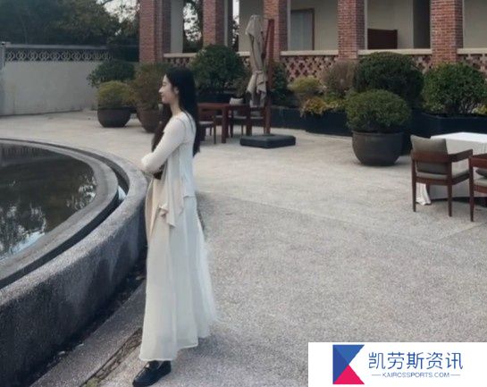 LPL美女主持张小薇晒照：忙里偷闲的厦门！一直想打卡很久的书店